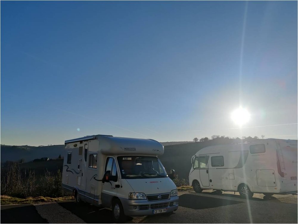 Aire camping-car à Lapeyrugue (15120) - Photo 2